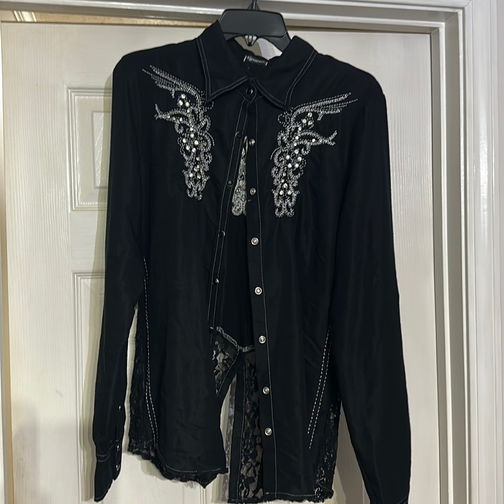 ROAR GREAT CONDITION WORE COUPLE TIMES. Black snap button up